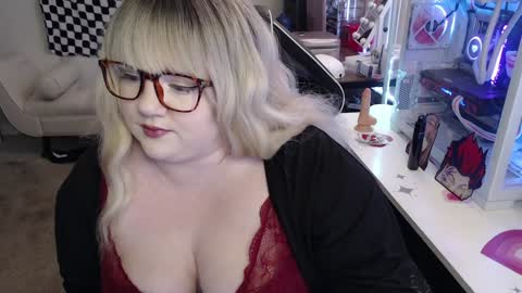 missdanibluee online show from February 5, 9:50 pm