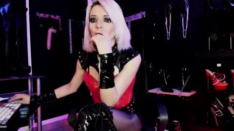 Snapshot of missdarklady chatting on October 17, 12:01 am Missdarklady online show from October 17, 12:01 am