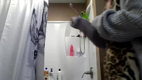 MissEeva online show from April 21, 3:50 pm