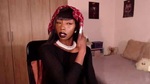 Snapshot of missemilie1 chatting on December 3, 11:14 pm Emilie Diaz online show from December 3, 11:14 pm