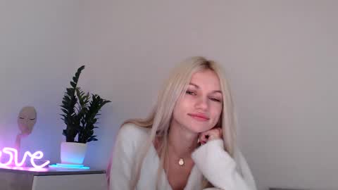 Snapshot of missemma1111 chatting on December 7, 12:08 am EMMA online show from December 7, 12:08 am