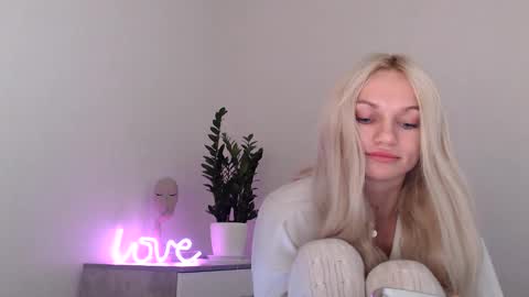 Snapshot of missemma1111 chatting on December 15, 9:31 pm EMMA online show from December 15, 9:31 pm