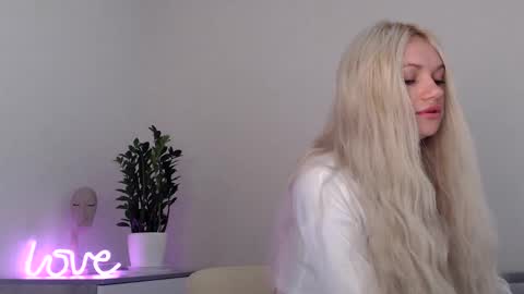 Snapshot of missemma1111 chatting on December 16, 5:38 am EMMA online show from December 16, 5:38 am