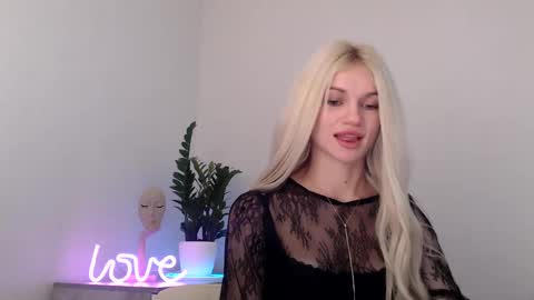 Snapshot of missemma1111 chatting on January 4, 9:52 pm EMMA online show from January 4, 9:52 pm