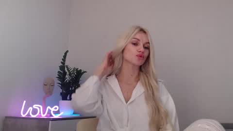 Snapshot of missemma1111 chatting on January 6, 12:48 am EMMA online show from January 6, 12:48 am