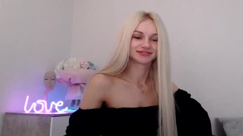 Snapshot of missemma1111 chatting on January 8, 9:44 pm EMMA online show from January 8, 9:44 pm