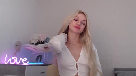 Snapshot of missemma1111 chatting on January 13, 12:19 am EMMA online show from January 13, 12:19 am