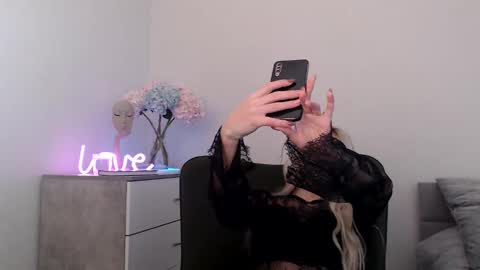 Snapshot of missemma1111 chatting on January 21, 1:11 pm EMMA online show from January 21, 1:11 pm