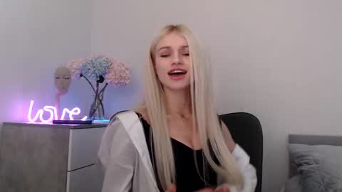 Snapshot of missemma1111 chatting on January 22, 11:53 pm EMMA online show from January 22, 11:53 pm