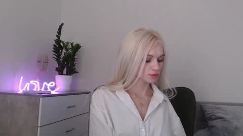 Snapshot of missemma1111 chatting on January 30, 8:42 pm EMMA online show from January 30, 8:42 pm