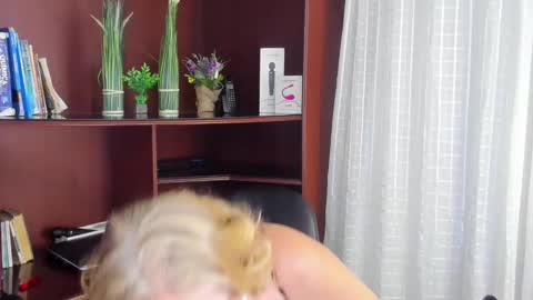 Escarlet online show from February 20, 8:39 am