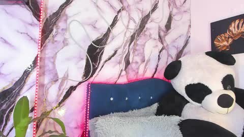 kassandra lazcano online show from April 18, 1:09 am