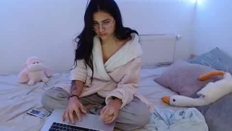 Snapshot of misskylie_ chatting on December 31, 9:50 pm kylie online show from December 31, 9:50 pm
