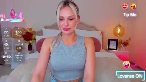 Snapshot of misslou_ chatting on May 19, 5:14 am Lou online show from May 19, 5:14 am