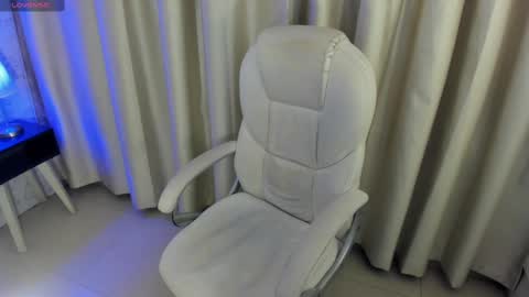 i am lyn online show from November 9, 4:11 am