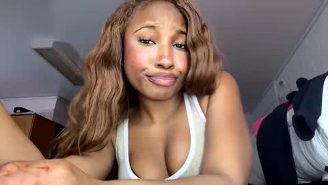 missmarimac online show from February 24, 10:52 pm