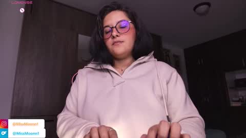 Snapshot of missmoonn chatting on November 4, 11:37 pm MissMoon online show from November 4, 11:37 pm