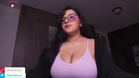 Snapshot of missmoonn chatting on November 5, 10:54 pm MissMoon online show from November 5, 10:54 pm