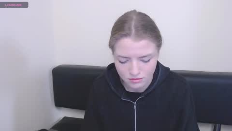 Snapshot of missoliviaa_ chatting on December 9, 11:36 am Olivia online show from December 9, 11:36 am