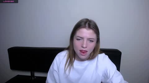 Snapshot of missoliviaa_ chatting on December 10, 1:44 pm Olivia online show from December 10, 1:44 pm