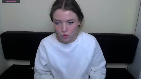 Snapshot of missoliviaa_ chatting on December 18, 11:02 am Olivia online show from December 18, 11:02 am