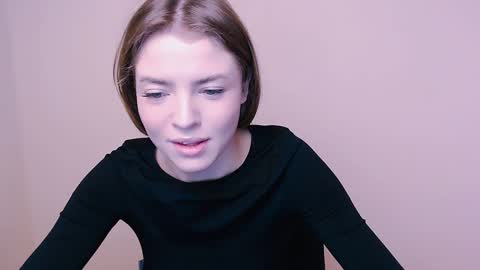 Snapshot of missoliviaa_ chatting on January 4, 9:32 am Olivia online show from January 4, 9:32 am