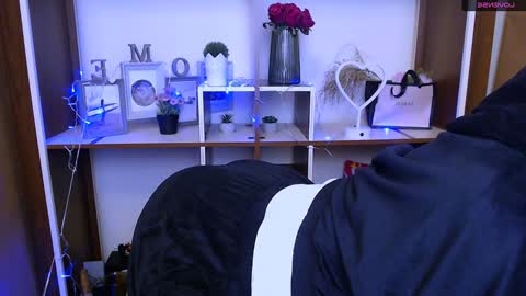 Snapshot of missoliviaa_ chatting on January 9, 8:03 am Olivia online show from January 9, 8:03 am