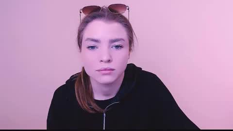 Snapshot of missoliviaa_ chatting on February 10, 8:20 am Olivia online show from February 10, 8:20 am