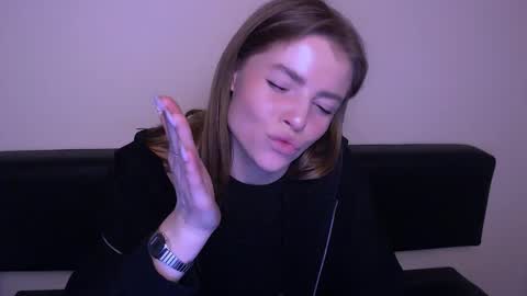 Snapshot of missoliviaa_ chatting on February 21, 1:55 am Olivia online show from February 21, 1:55 am