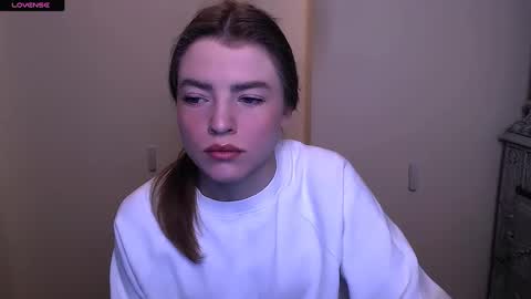 Snapshot of missoliviaa_ chatting on February 23, 8:17 am Olivia online show from February 23, 8:17 am