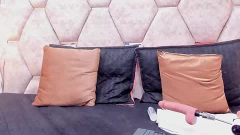 Sara  online show from January 3, 6:57 pm