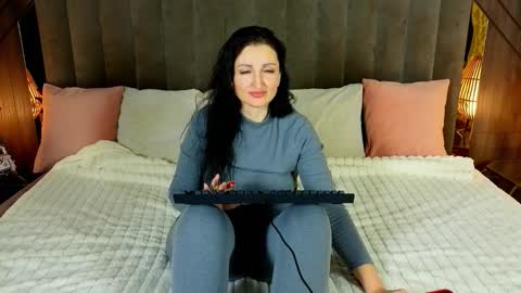 missrossi online show from December 19, 2:46 pm