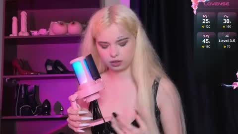 Snapshot of missslola chatting on December 6, 2:17 pm Misss Lola Angel online show from December 6, 2:17 pm