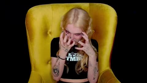 Snapshot of missslola chatting on September 15, 2:28 pm Misss Lola Angel online show from September 15, 2:28 pm