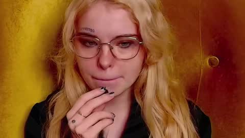 Snapshot of missslola chatting on September 28, 2:33 pm Misss Lola Angel online show from September 28, 2:33 pm