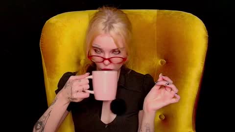 Snapshot of missslola chatting on October 1, 3:29 pm Misss Lola Angel online show from October 1, 3:29 pm