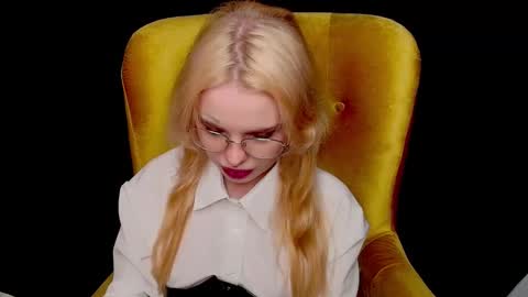 Snapshot of missslola chatting on October 5, 2:37 pm Misss Lola Angel online show from October 5, 2:37 pm