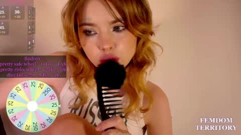 Snapshot of missslola chatting on June 18, 4:33 pm Misss Lola Angel online show from June 18, 4:33 pm