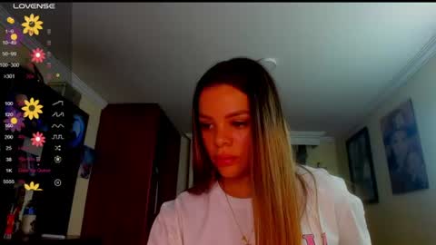 Snapshot of missvalery1 chatting on June 18, 11:09 pm missvalery1 online show from June 18, 11:09 pm