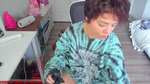 Snapshot of missvanessajune chatting on November 14, 6:28 pm V Nessa online show from November 14, 6:28 pm