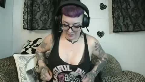 Snapshot of missy_dee chatting on May 2, 7:35 am Missy Dee online show from May 2, 7:35 am