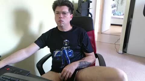 Snapshot of mistercoeur1 chatting on April 7, 2:28 pm mistercoeur online show from April 7, 2:28 pm