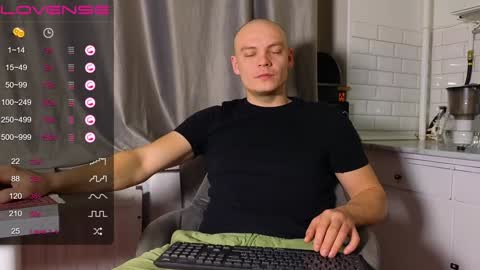 Snapshot of misterjames_ chatting on December 3, 4:14 am MIsterjames online show from December 3, 4:14 am