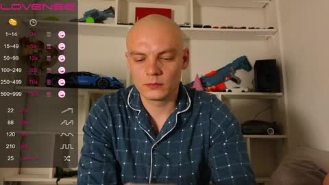 Snapshot of misterjames_ chatting on December 8, 12:19 pm MIsterjames online show from December 8, 12:19 pm