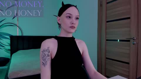 Snapshot of mistress_mialibra chatting on October 27, 3:27 pm Mistress Mia online show from October 27, 3:27 pm
