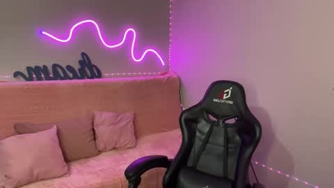 Mia online show from November 5, 5:29 am