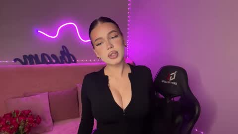 Mia online show from November 6, 8:43 pm