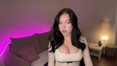 Mia online show from November 30, 7:40 pm