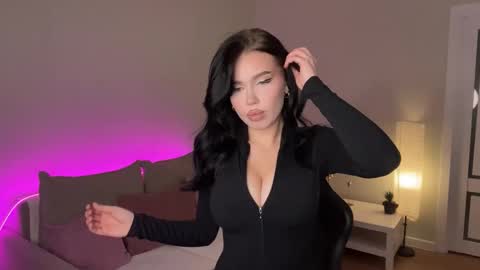 Mia online show from December 3, 8:07 pm