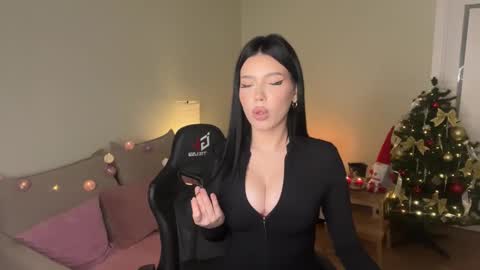 Mia online show from December 19, 10:06 pm